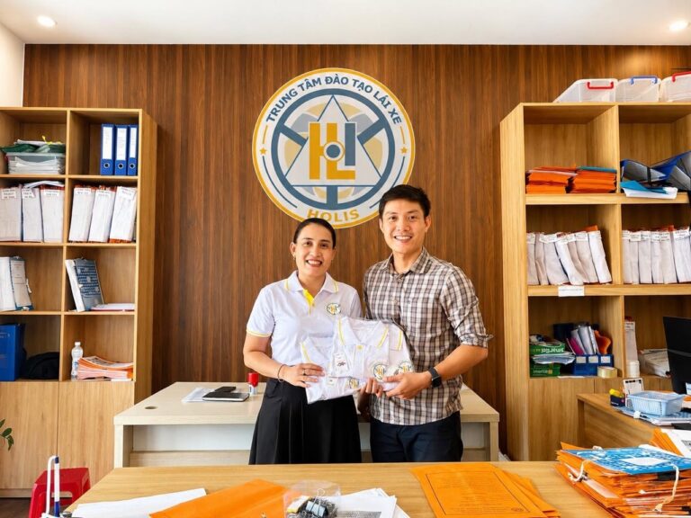 Nhân viên nhiệt tình, thân thiện - văn phòng TT Đào tạo Lái xe HOLIS