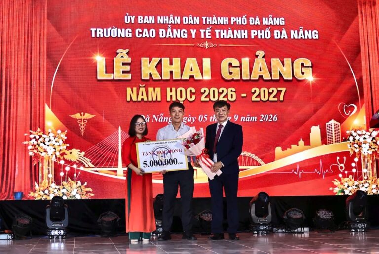 TT đào tạo lx Holis trao học bổng tại trường cd y tế Đà Nẵng