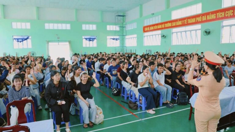 Buổi tuyên truyền an toàn giao thông cho sinh viên
