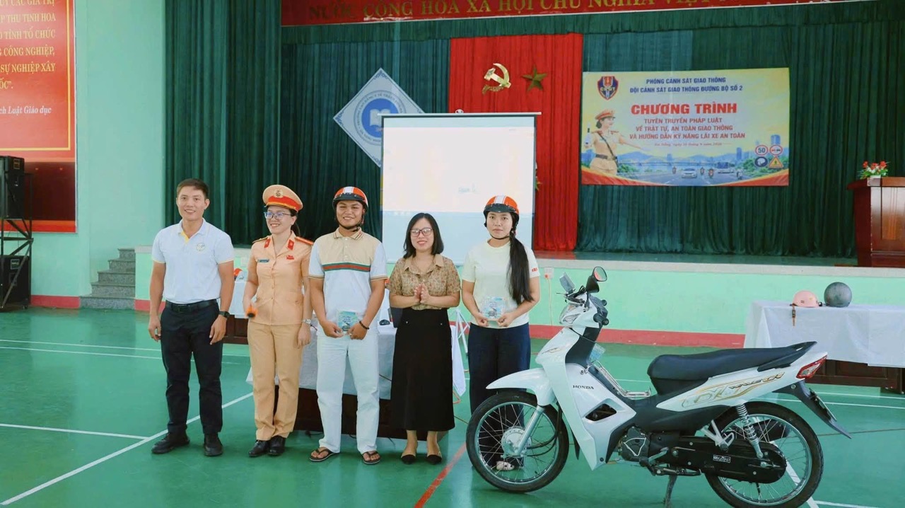 Đại diện HOLIS tại chương trình tuyên truyền an toàn giao thông cho sinh viên