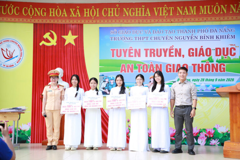 Holis trao suất học lái xe miễn phí cho học sinh trường chuyên Nguyễn Bỉnh Khiêm